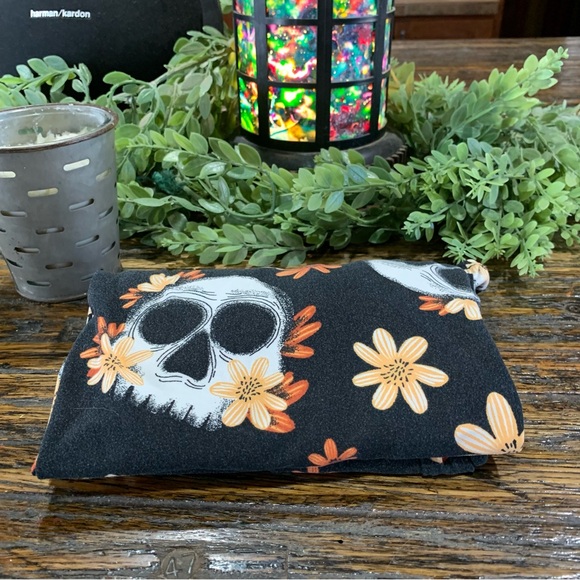 LuLaRoe TC Fright Club Floral Skull Halloween Leggings Tall Curvy - Picture 12 of 16